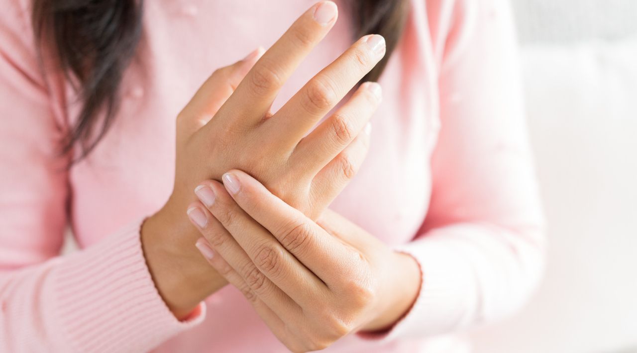 Почему немеют пальцы во время сна на руках: причины и как справиться