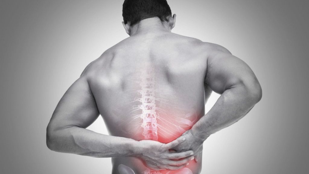 Почему возникают сильные боли в спине: причины и лечение